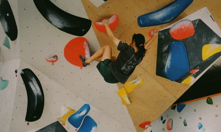 Leanne Li bouldering
